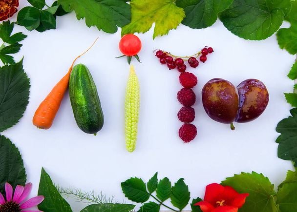 Ukrainan kesän kirjoitus on tehty vihanneksista, hedelmistä ja marjoista lehtien ja kukkien kehyksessä. Hei, kesäkonsepti. Harvest, kasvissyöjä, vegaani, non-gmo - Valokuva, kuva