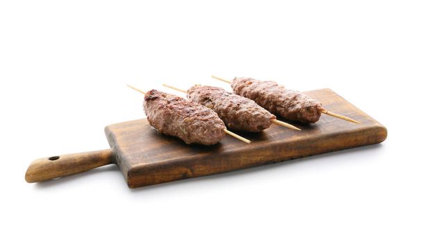 Dřevěné desky špejlí s chutným lula kebab izolované na bílém pozadí - Fotografie, Obrázek