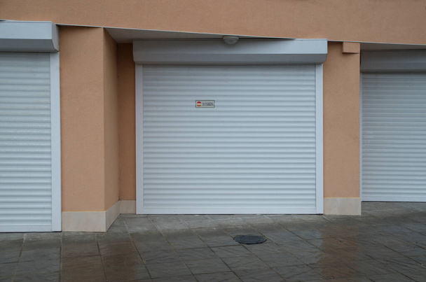 Exterior cerrado puertas de garaje de rodillos metálicos cerrar u - Foto, imagen