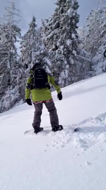 człowiek snowboardzista na stoku śnieżyca - Materiał filmowy, wideo