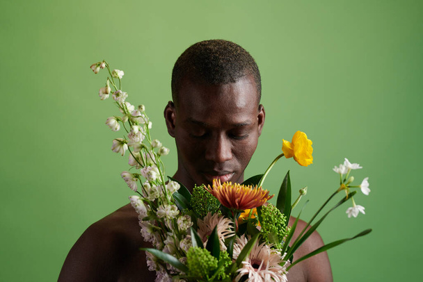 Afričan mladý muž s kyticí - Fotografie, Obrázek