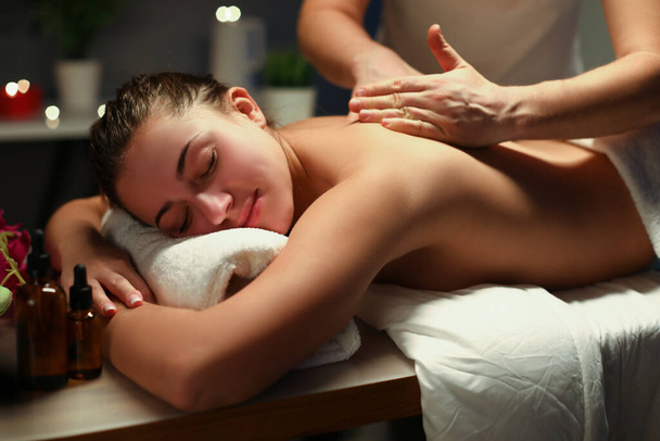 Relaks uśmiechnięta pani korzystać profesjonalny masaż w centrum spa, pełny relaks - Zdjęcie, obraz