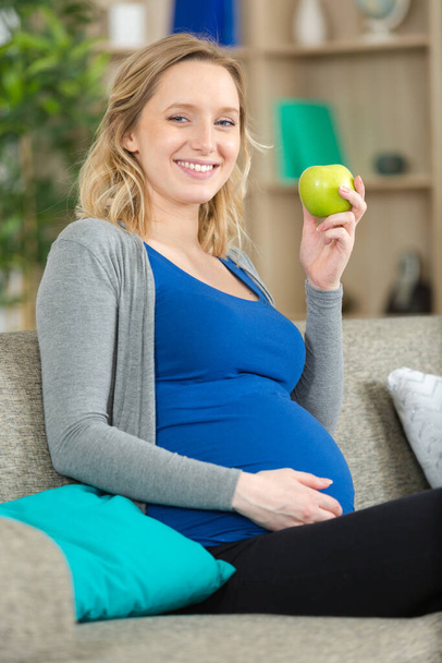 妊娠中の女性が緑のリンゴを - 写真・画像