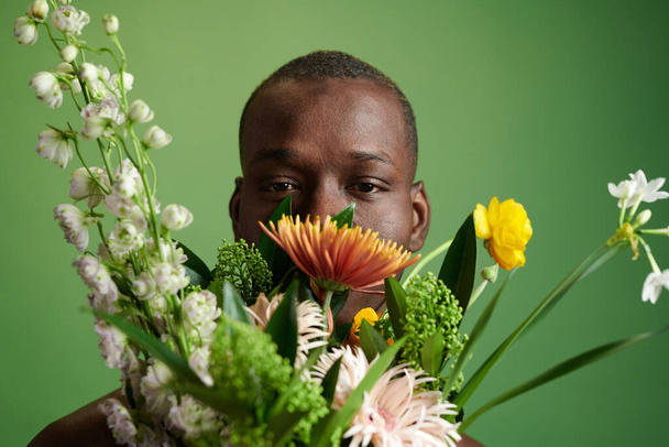 Afrikanischer Mann mit schönen Blumen - Foto, Bild