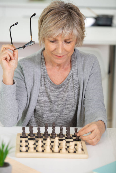 senior woman wait partner to playing chess - Foto, Bild