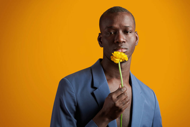 African fashion model with flower - 写真・画像