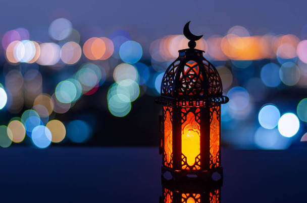 Selektywne skupienie latarni, które mają symbol księżyca na górze z bokeh miasta lekkie tło dla muzułmańskiego święta świętego miesiąca Ramadan Kareem. - Zdjęcie, obraz