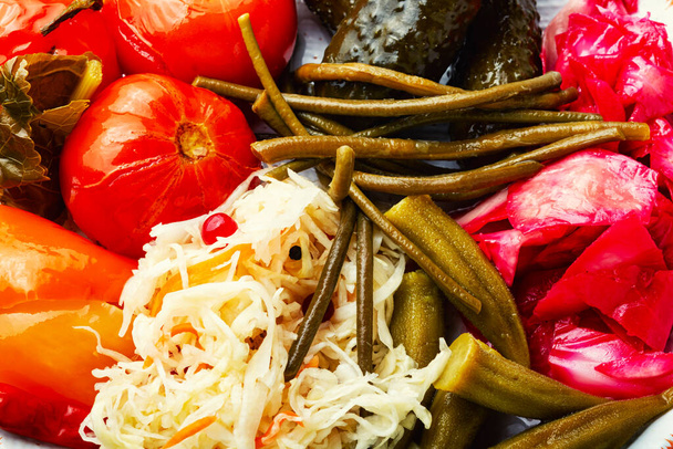 Concombres marinés maison, okra, poivrons, tomates et choucroute. Légumes en conserve. Gros plan - Photo, image