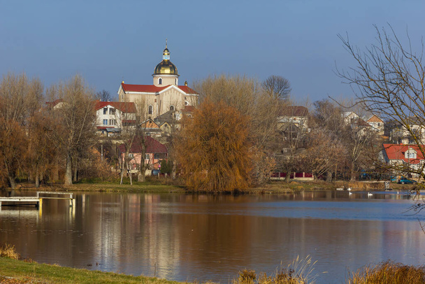 старая каменная церковь в Збараже Украина в солнечную осеннюю погоду - Фото, изображение