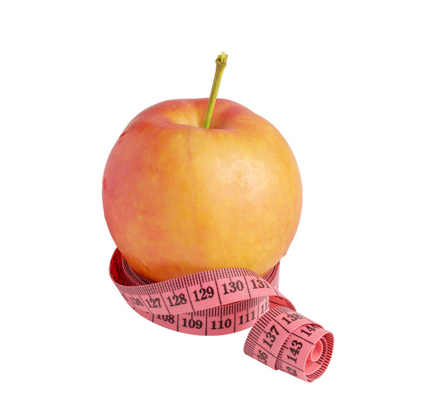 Manzana fresca madura y cinta métrica aislada sobre fondo blanco. - Foto, imagen