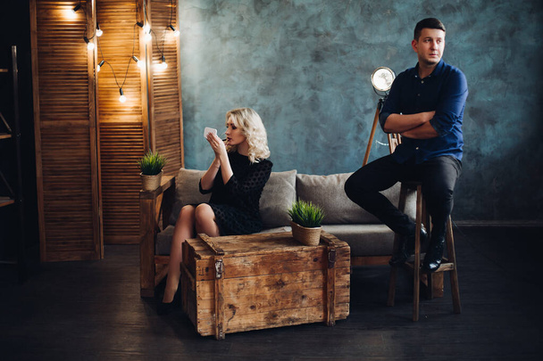 elegantní pár pózuje ay šedé zdobené studio. - Fotografie, Obrázek