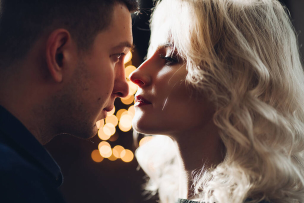 Portrait of sensual couple looking in the eye to each other. - Fotoğraf, Görsel