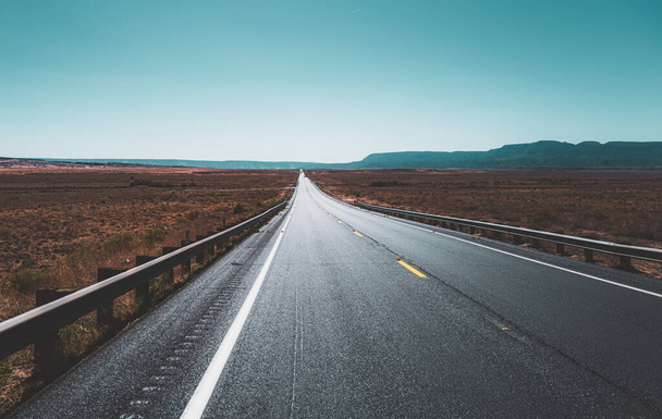 アメリカのアリゾナ・ユタ州の風景の高速道路。砂漠の道. - 写真・画像