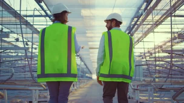 Üres munkások zöld egyenruhát viselő üvegházi eszközök között - Felvétel, videó