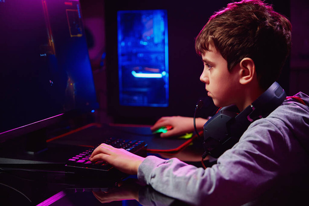 Boy plays computer game at home, gaming addiction - Foto, Bild