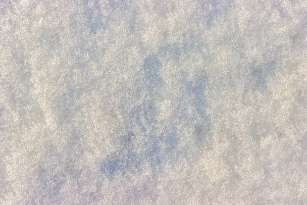 Abstraktní rozmazaný sníh texturované pozadí zblízka, během dne v zimě - Fotografie, Obrázek