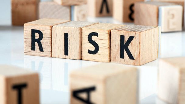 Слово Risk розташоване з дерев'яних літер
. - Фото, зображення
