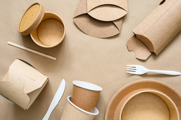 Набор одноразовой бумажной посуды для фаст-фуда. Свободное пространство в центре рамки. - Фото, изображение