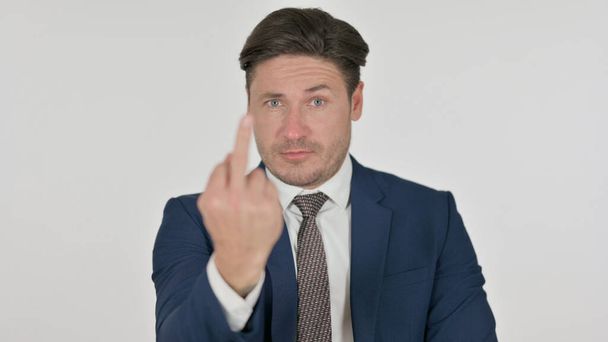 Mérges középkorú üzletember mutatva egy középső ujj jel, fehér háttér - Fotó, kép