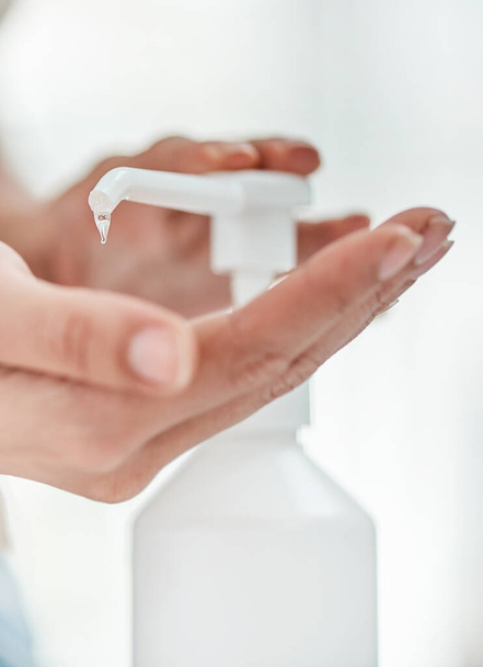 Jotta käsienpuhdistusaine olisi tehokasta, sitä on käytettävä oikein. Raju kuva tunnistamattomasta naisesta puhdistamassa käsiään. - Valokuva, kuva