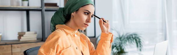 přemýšlivá muslimka v kapesníku drží pero při studiu doma, prapor - Fotografie, Obrázek