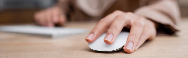 foco seletivo do mouse computador na mão de mulher cortada que trabalha em casa, banner - Foto, Imagem