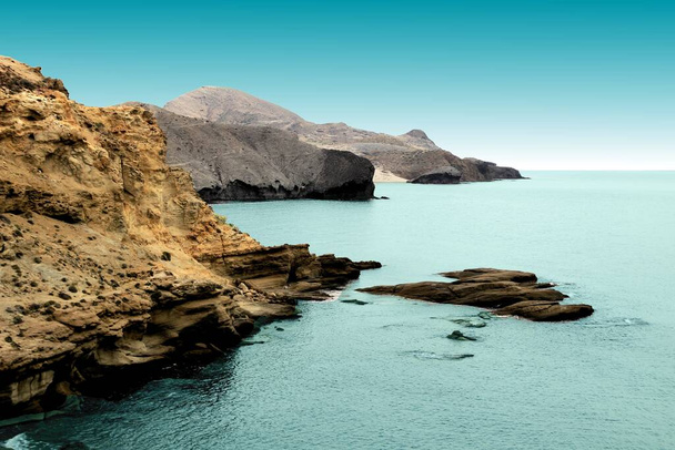  języki lawy erodowane przez morze, szczeliny automatyczne lub piroklastyczne andezyt, skamieniała fala, plaża Mnsul, Park Naturalny, Cabo de Gata, hiszpania - Zdjęcie, obraz