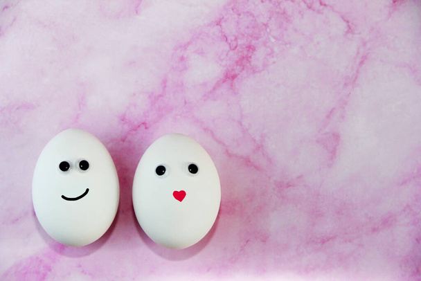 Uova di Pasqua bianche divertenti con occhi - Foto, immagini