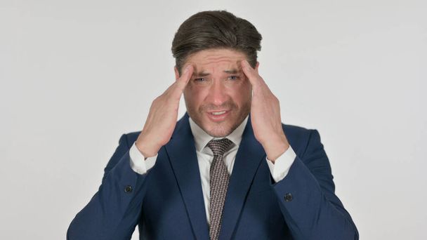 Középkorú üzletember fejfájás, fehér háttér - Fotó, kép