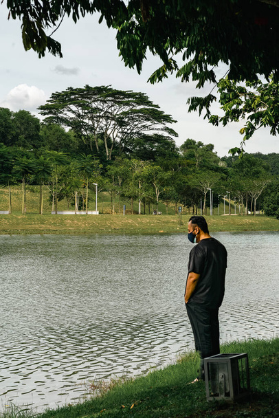 Lago con olas de agua en el parque de Putrajaya, Malasia. - Foto, imagen