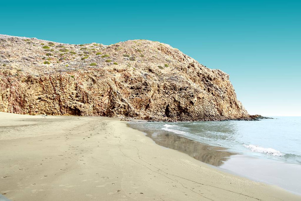  海によって浸食された溶岩の舌,自動車の古典的なギャップや火砕岩の安山岩,精製波,ムンスルのビーチ,自然公園,カボ・デ・ガタ,スペイン - 写真・画像