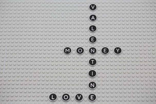 Love and money to creat the valentine day crossword on the board  - Фото, зображення