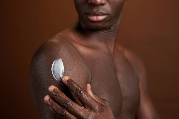 Man applying the cream on body - Foto, Bild