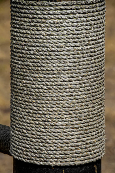 古いロープをポールの周りに包まれた。武道スポーツ用具 - 写真・画像