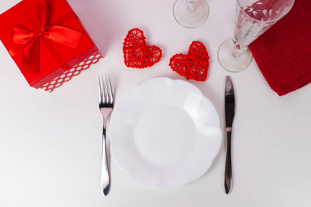 Valentine's day romantic dinner with red hearts on pink background. Flatley - Foto, Imagem