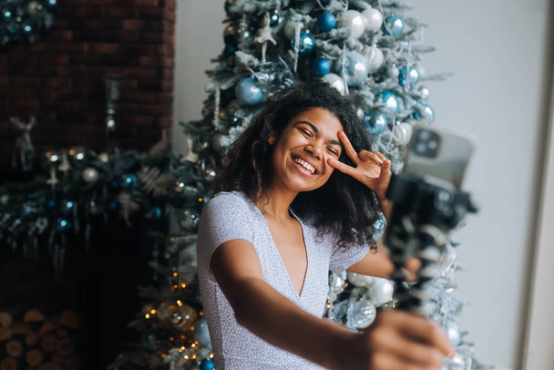 Femme faisant un message vidéo ou Selfie Concept de vacances. - Photo, image