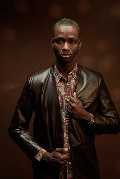 Afričan mladý muž v elegantní bundě - Fotografie, Obrázek