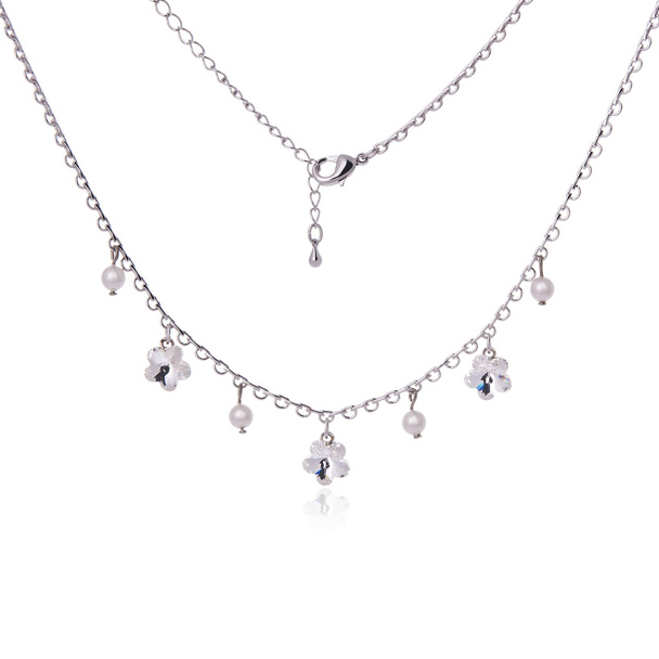 Серебряное ожерелье и кулон на белом фоне
 - Фото, изображение