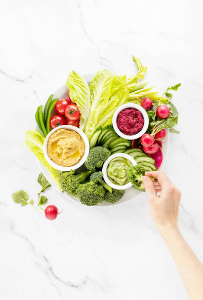 Φρέσκο πράσινο veggie πιατέλα με διάφορες βουτιές, top-down άποψη, άνοιξη εύκολη σνακ συνταγή ιδέα - Φωτογραφία, εικόνα