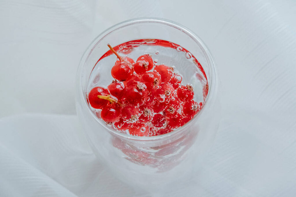 Refreshing carbonated drink with currant berries detox and summer concept, copy space - 写真・画像