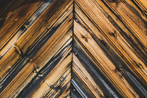 Textura de madera de alerce muy vieja. Textura de tablas viejas con clavos forjados - Foto, imagen