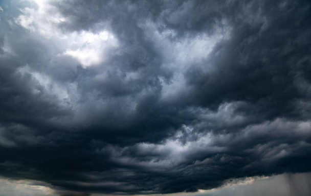  nuvens escuras de tempestade com fundo, nuvens escuras antes de uma tempestade de trovão. - Foto, Imagem