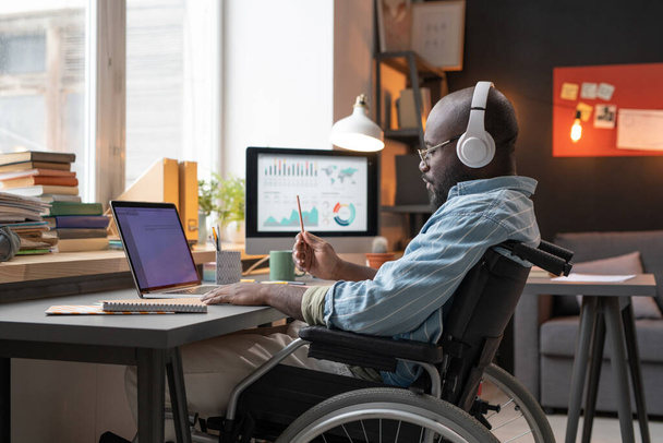 Άνδρας με αναπηρία σπουδάζει στο σπίτι - Φωτογραφία, εικόνα