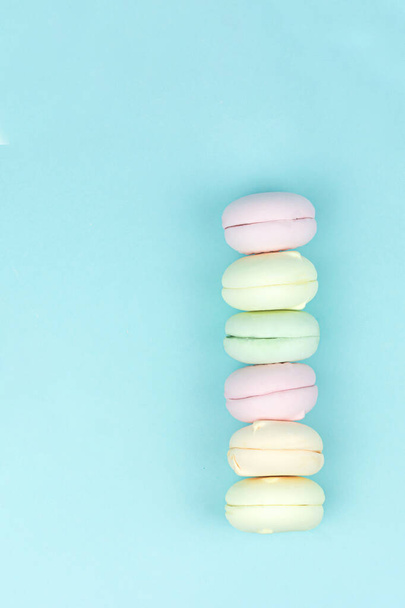 Saporito marshmallow di colore dolce assomiglia macaron. Concetto di panetteria. Focus selettivo - Foto, immagini