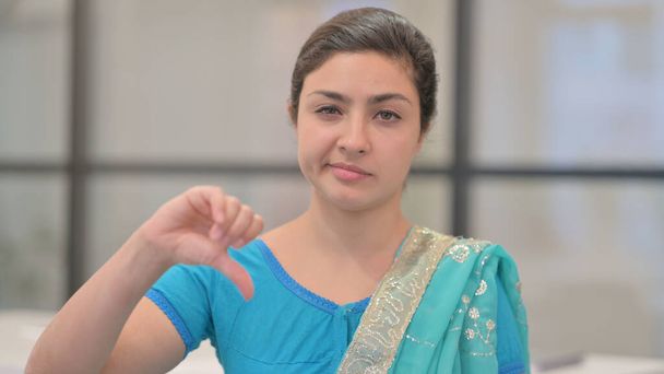 Portrait de femme indienne montrant les pouces vers le bas geste - Photo, image