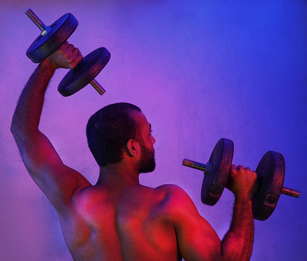 Mann beim Heben von Gewichten Bilder dunkles Licht - Foto, Bild