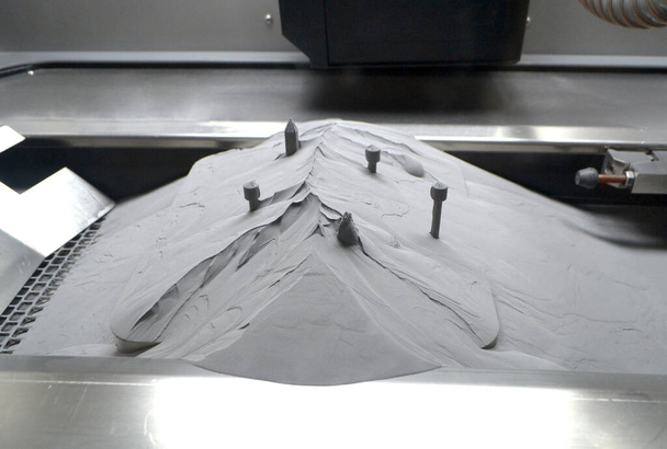 Oppervlak met geprinte voorwerpen op metalen 3D printer, bedekt metaalpoeder - Foto, afbeelding