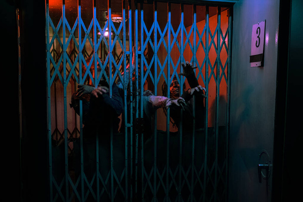 Зомби, проникающие через дверь - Фото, изображение
