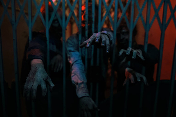 Zombie-Hände greifen durch Tür - Foto, Bild