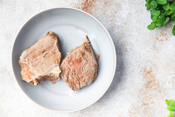 wołowina gotowane mięso plasterki lub cielęcina świeże keto lub paleo dieta zdrowy posiłek dieta przekąska na stole kopia przestrzeń żywności tło rustykalne  - Zdjęcie, obraz